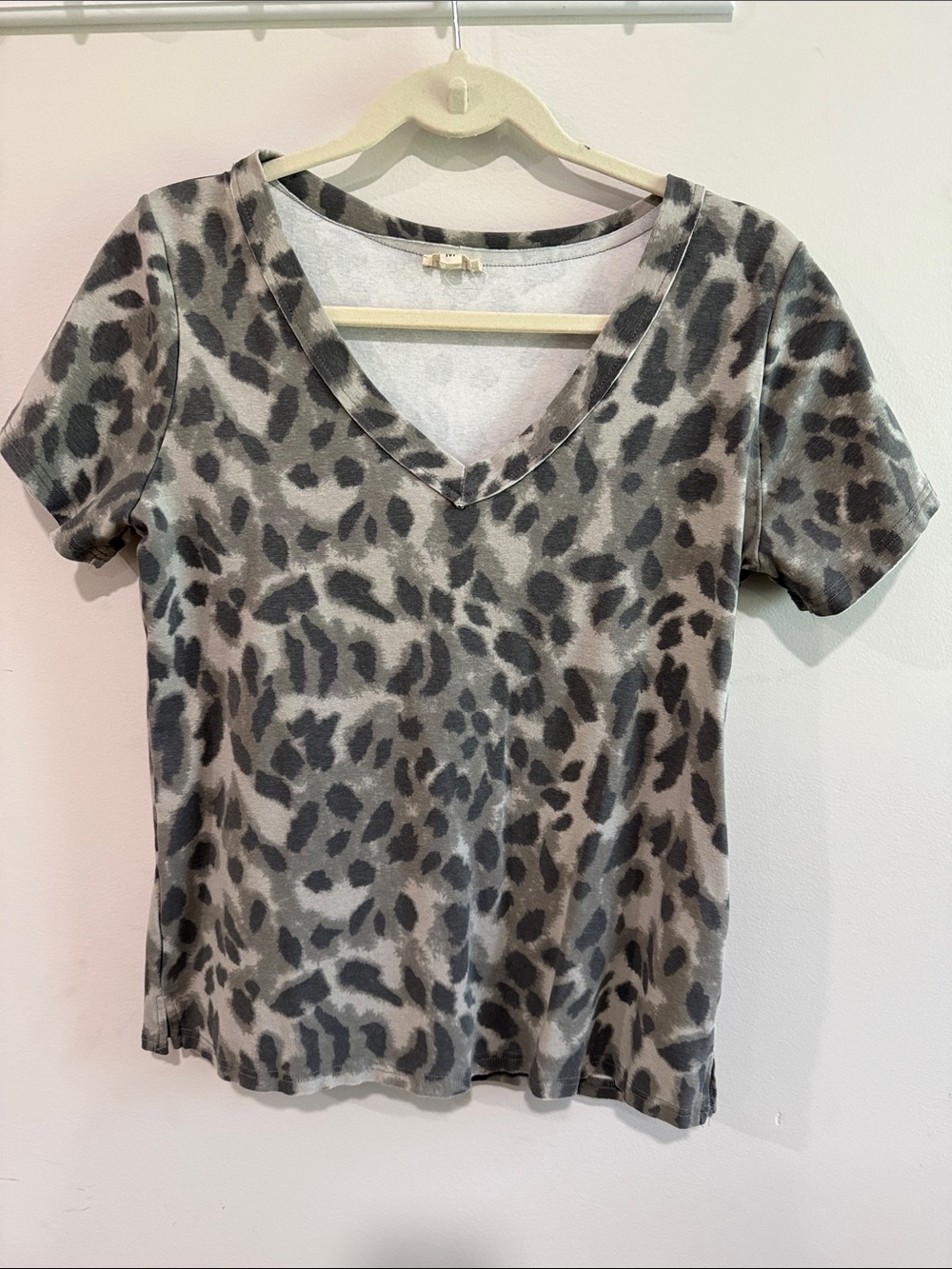 POL V-Neck Short Sleeve Leopard Print Top - Gray